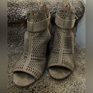 PRE-OWNED PARKER & SKY WOMEN'S PERFORATED PEEP TOE BOOTIES- TAUPE- SIZE 6.5
